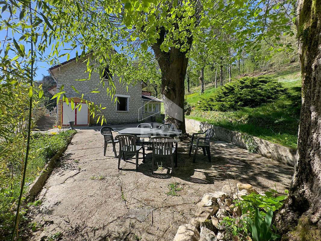 Maison à LA MADELEINE-SUR-LOING