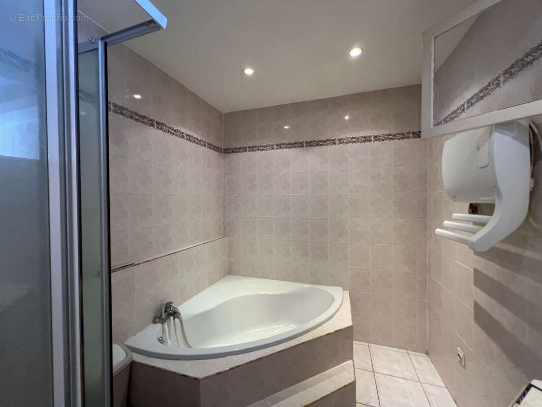 Appartement à LE REVEST-LES-EAUX