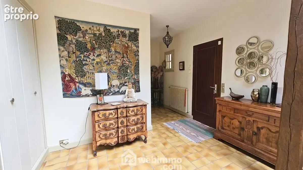 Une spacieuse entrée avec ses placards.