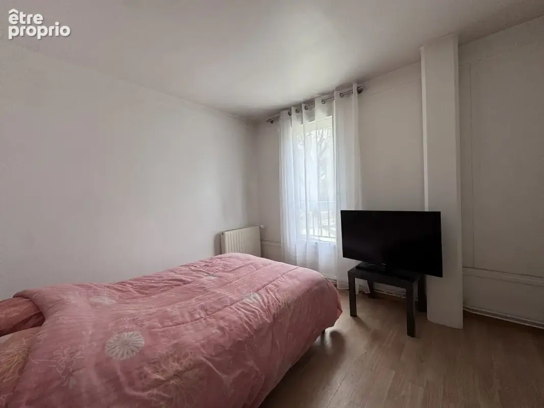 Chambre maison situé à Val de Reuil proche écoles