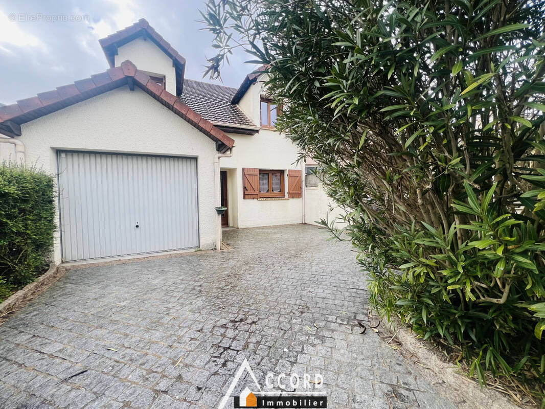 Maison à SARTROUVILLE