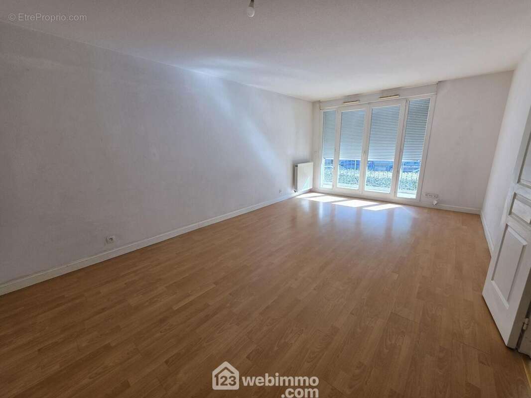 belle pièce de vie de 22 m²