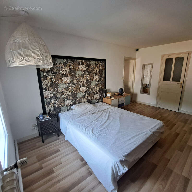 Charentaise rénovée avec dépendances - photo 9