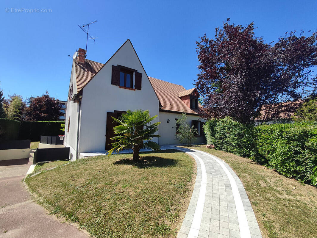 Maison à SAINT-JEAN-DE-BRAYE