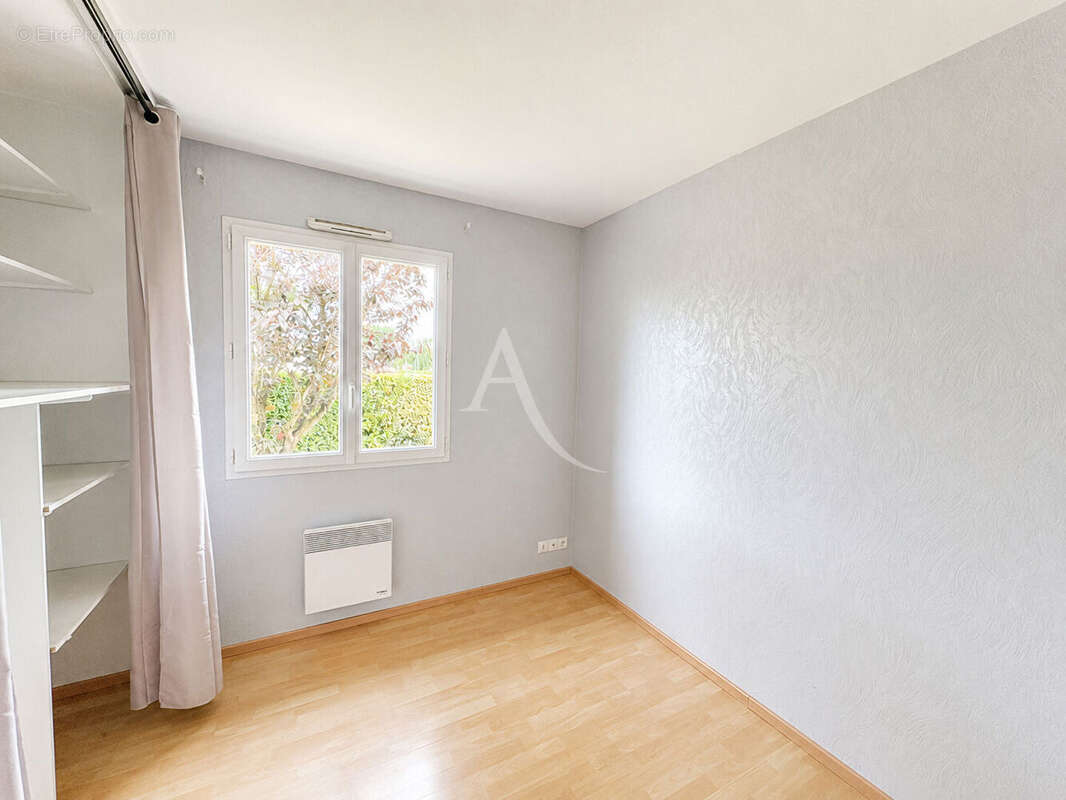 Vivy - Maison de plain-pied 113 m² - 5 chambres - Jardin et garage - photo 8