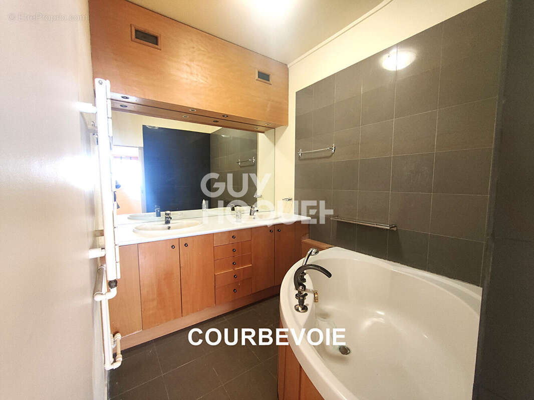 Appartement à COURBEVOIE