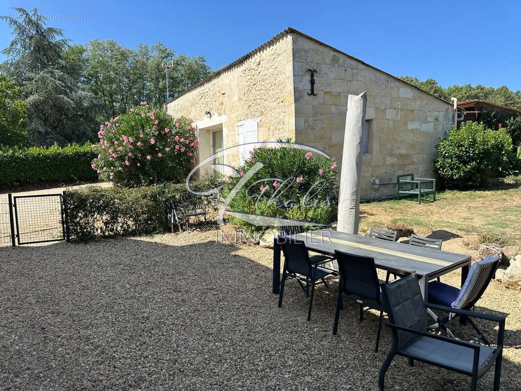 Maison 386 m² à Saint-Andre-De-Cubzac  - photo 3
