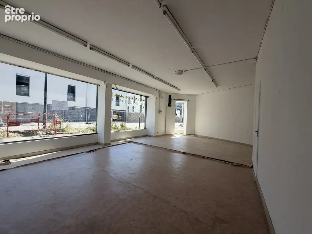 AIZENAY plein centre-ville, local commercial + appartement loué - photo 4