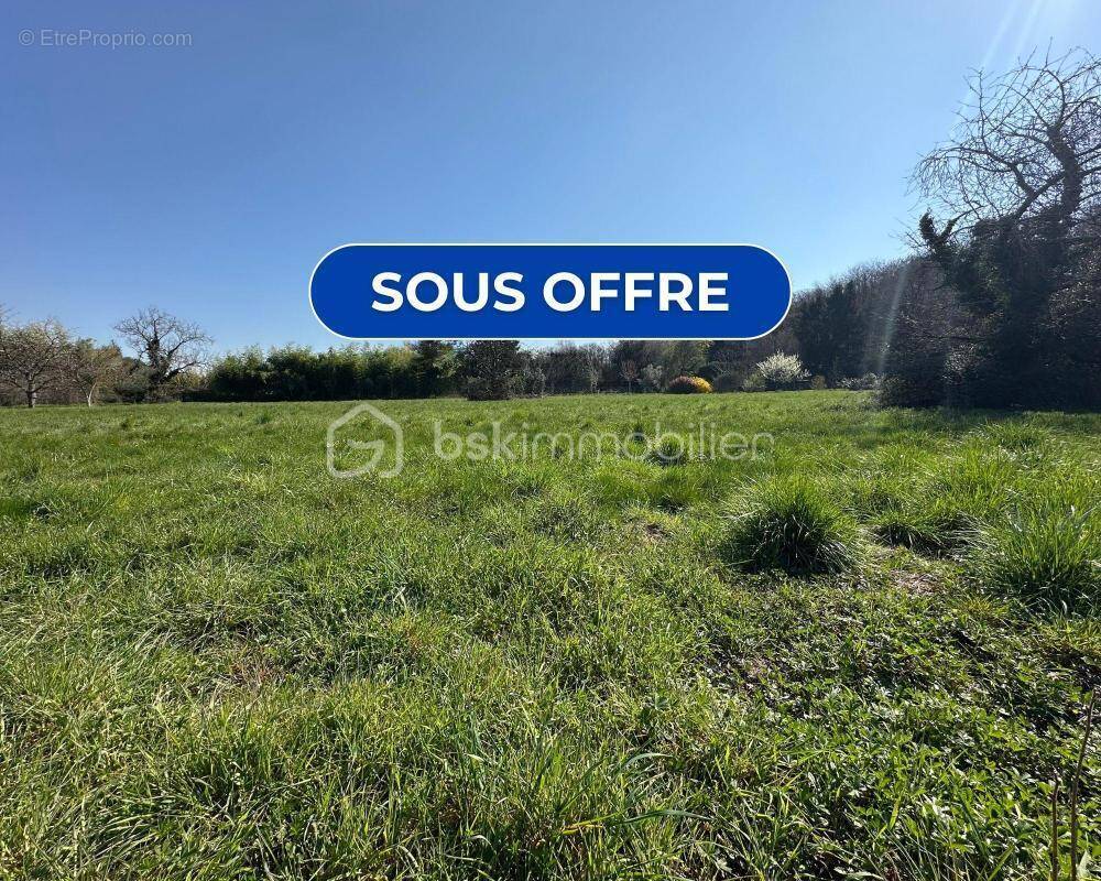Terrain à SAINT-BONNET-DE-MURE