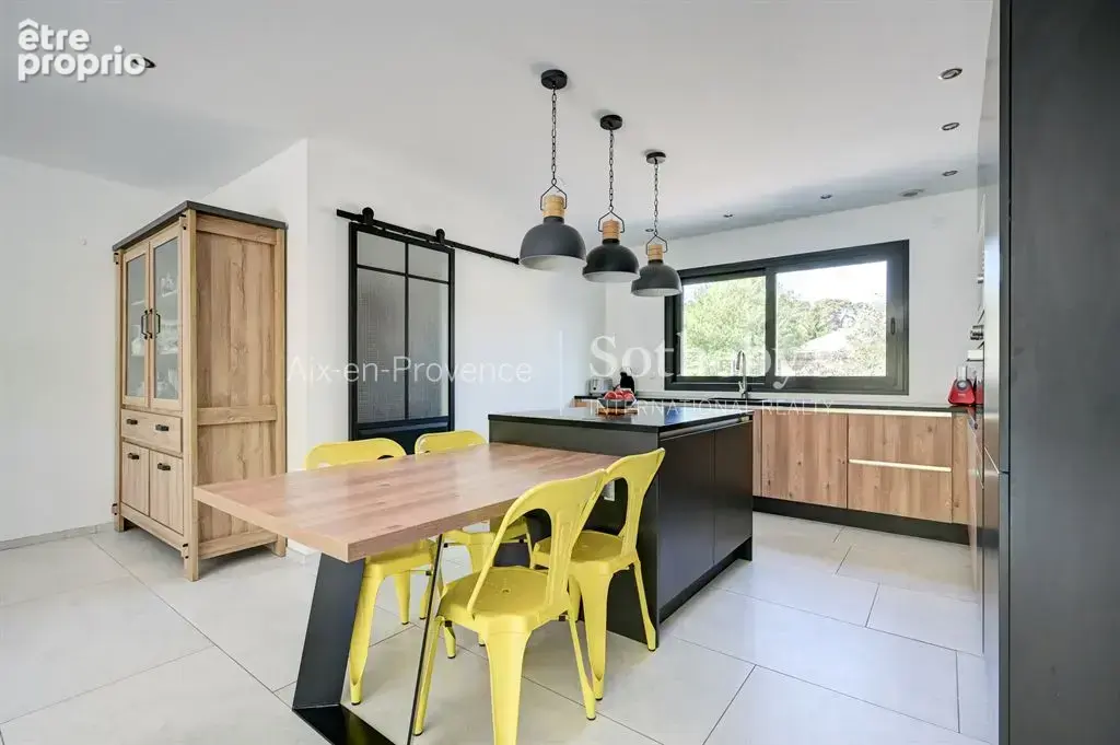 Élégante propriété familiale avec dépendance, piscine et jardin paysager - photo 11