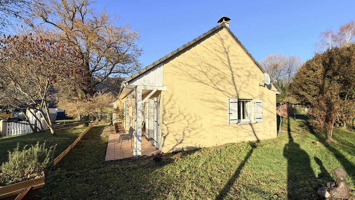 Maison à VIC-SUR-CERE