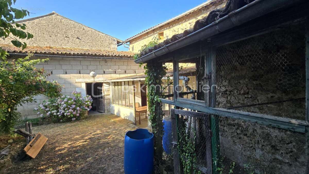 Superbe opportunité, maison de bourg à rénover, 4 chambres, grenier aménageable, terrain - photo 3