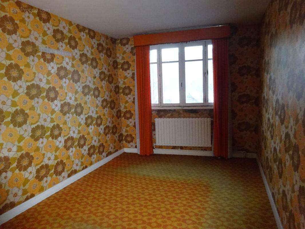 Maison à AZAY-LE-FERRON