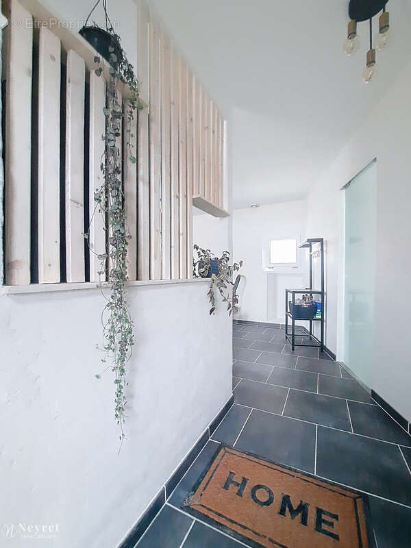Communay - Maison de ville 151m2 - 4 chambres avec espace bureau - Cour privative de 35m2 - photo 2