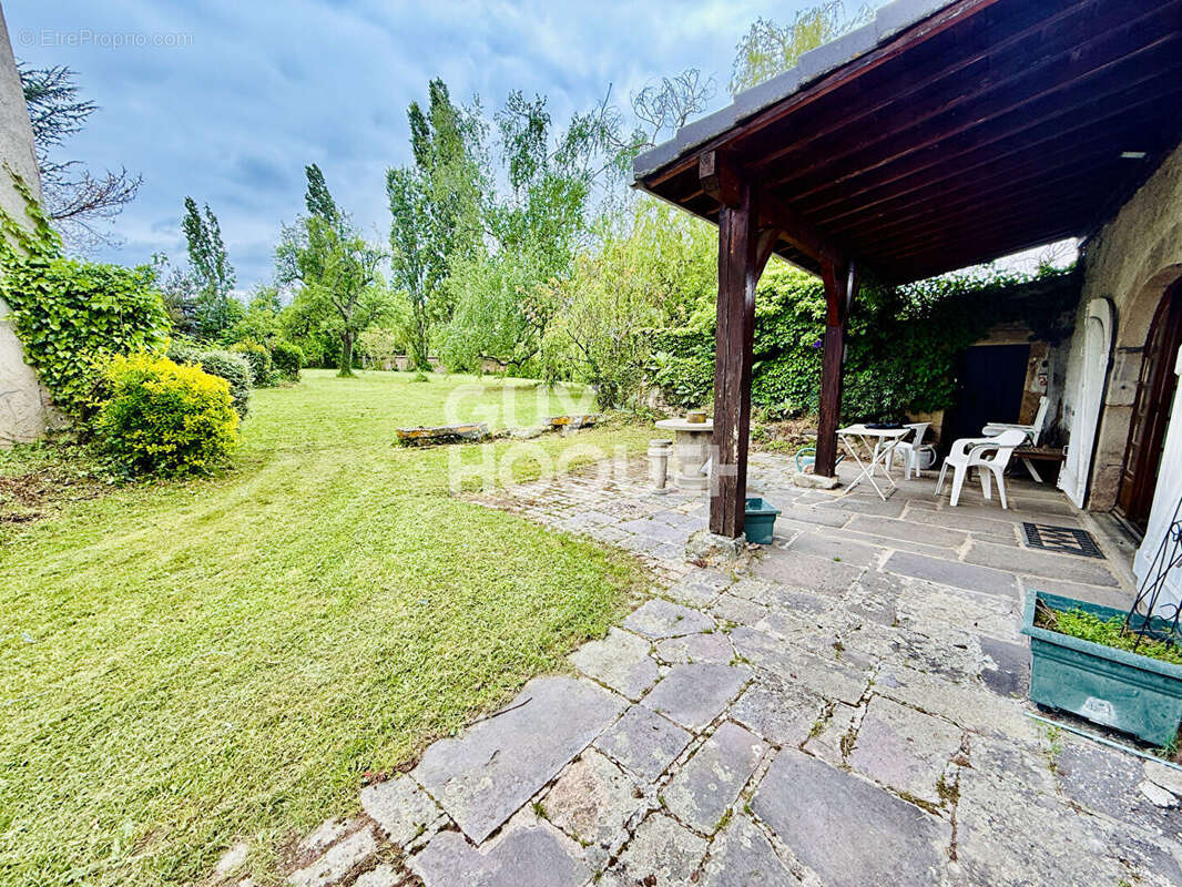 Maison à SERMENTIZON