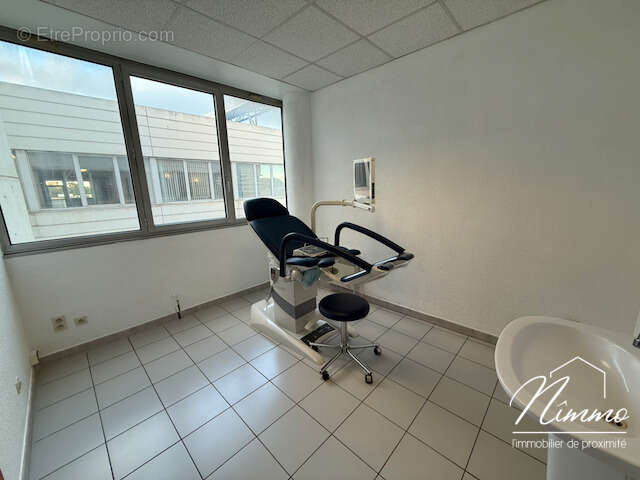 Nîmes / ville active   local commercial pôle santé valmédica - photo 5