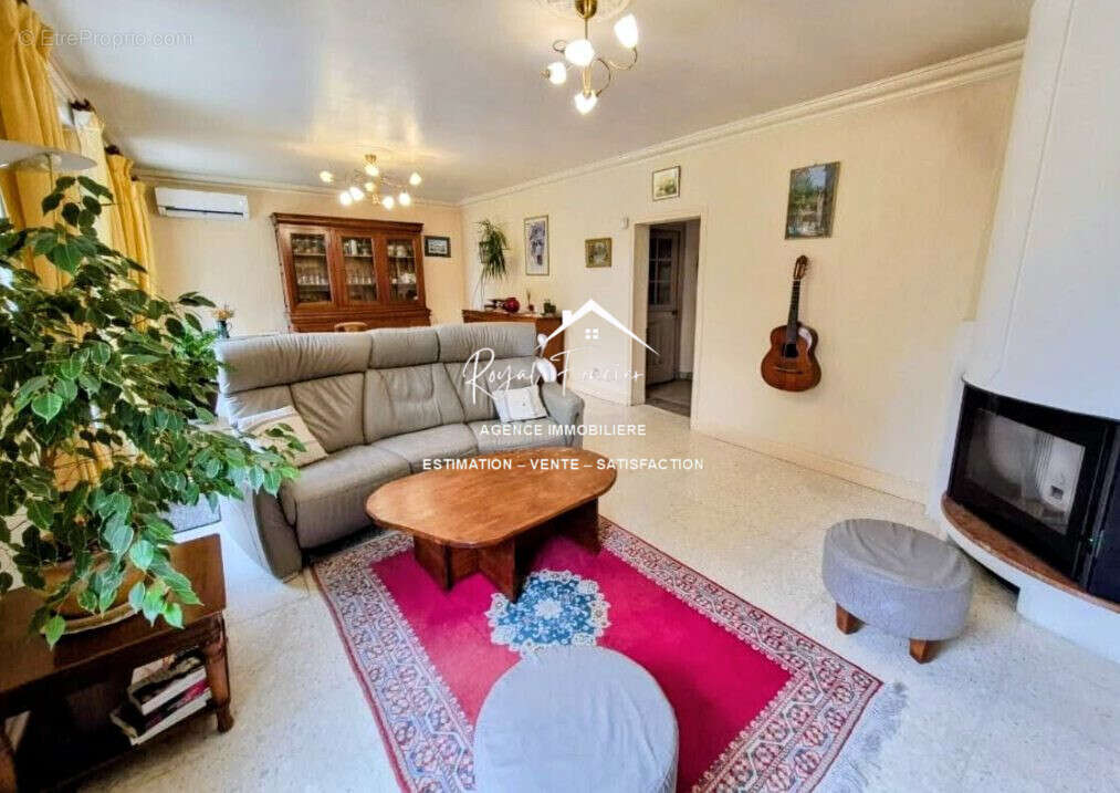 Séjour avec insert à granulés accès à la terrasse - Maison à LE GRAND-PRESSIGNY