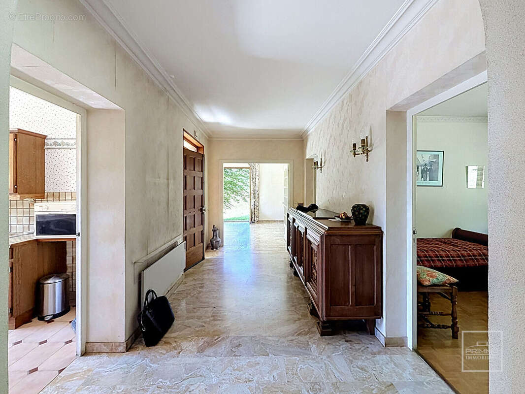 SAINT DIDIER AU MONT D'OR, Maison de 182 m² au calme avec beau potentiel - photo 7