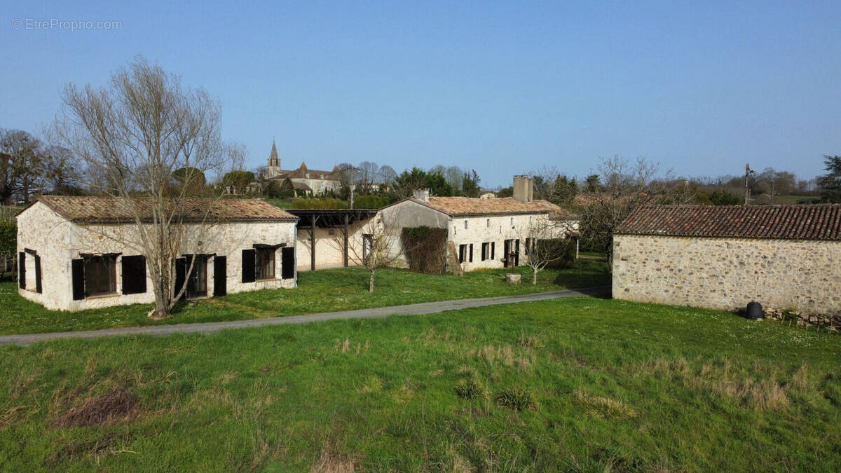 Maison à MONTAZEAU