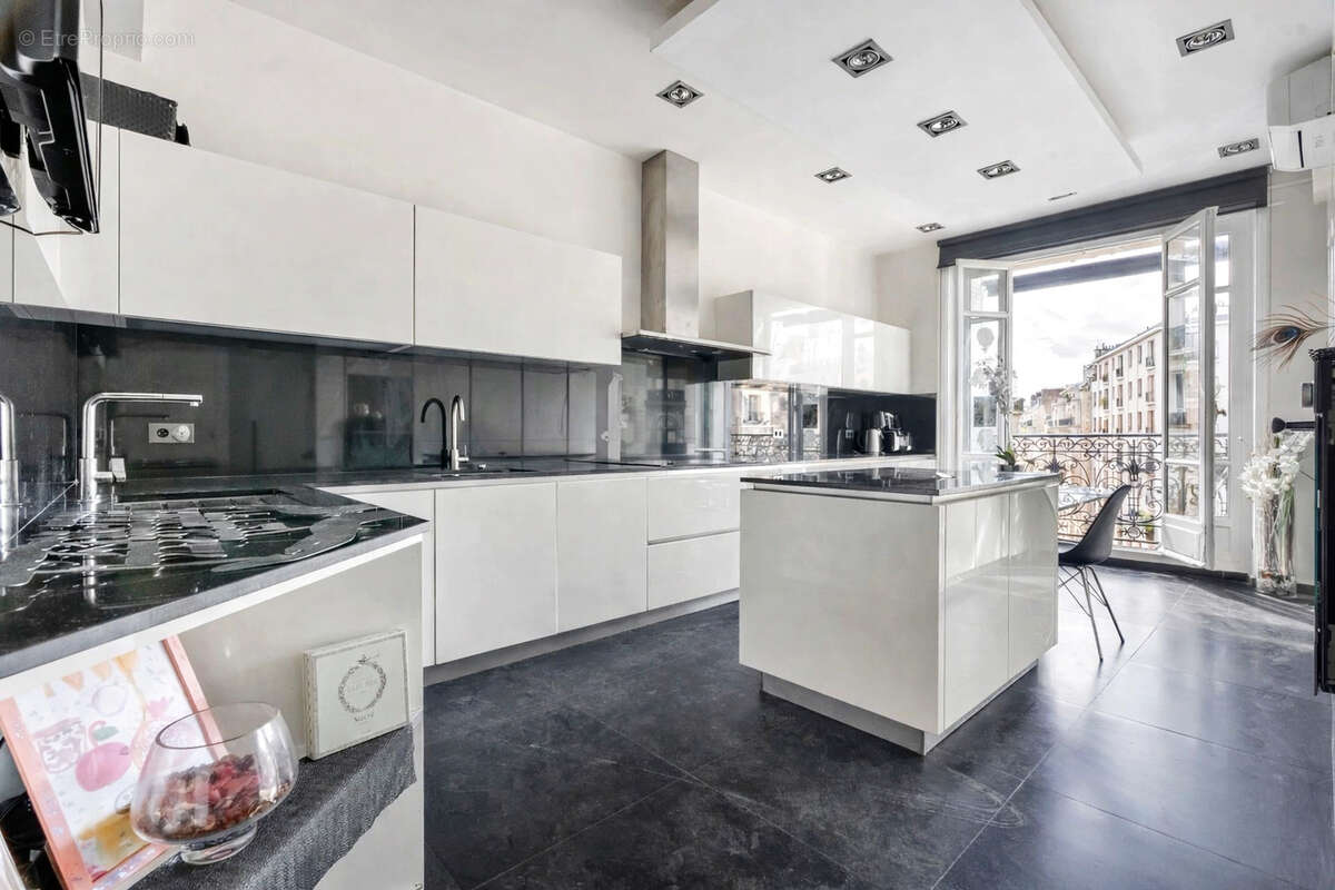 Appartement à PARIS-16E