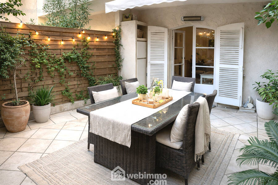 Terrasse de 25 m² aménagée, idéale pour recevoir et profiter du calme. - Appartement à SAINTE-MAXIME