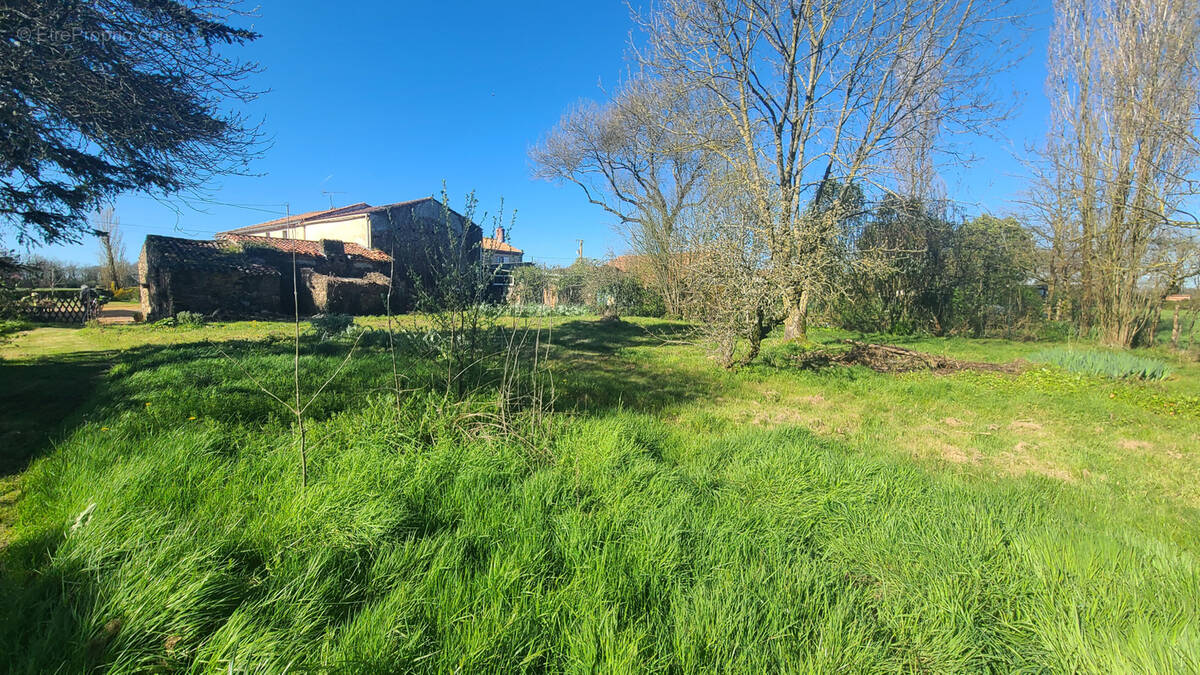 Maison à LA CHAIZE-LE-VICOMTE