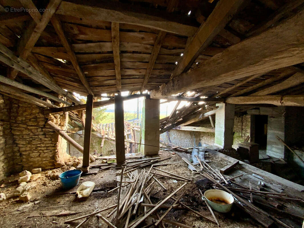 Maison à NIEUL-LE-VIROUIL