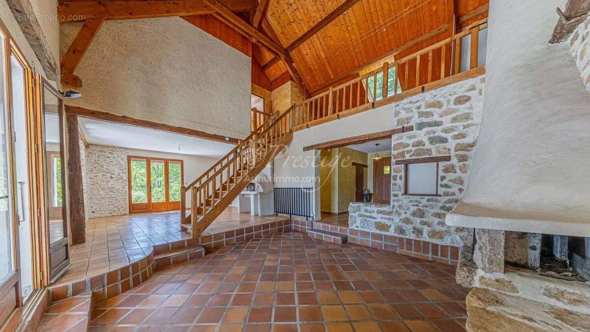 Maison à LA CHAPELLE-DU-MONT-DU-CHAT