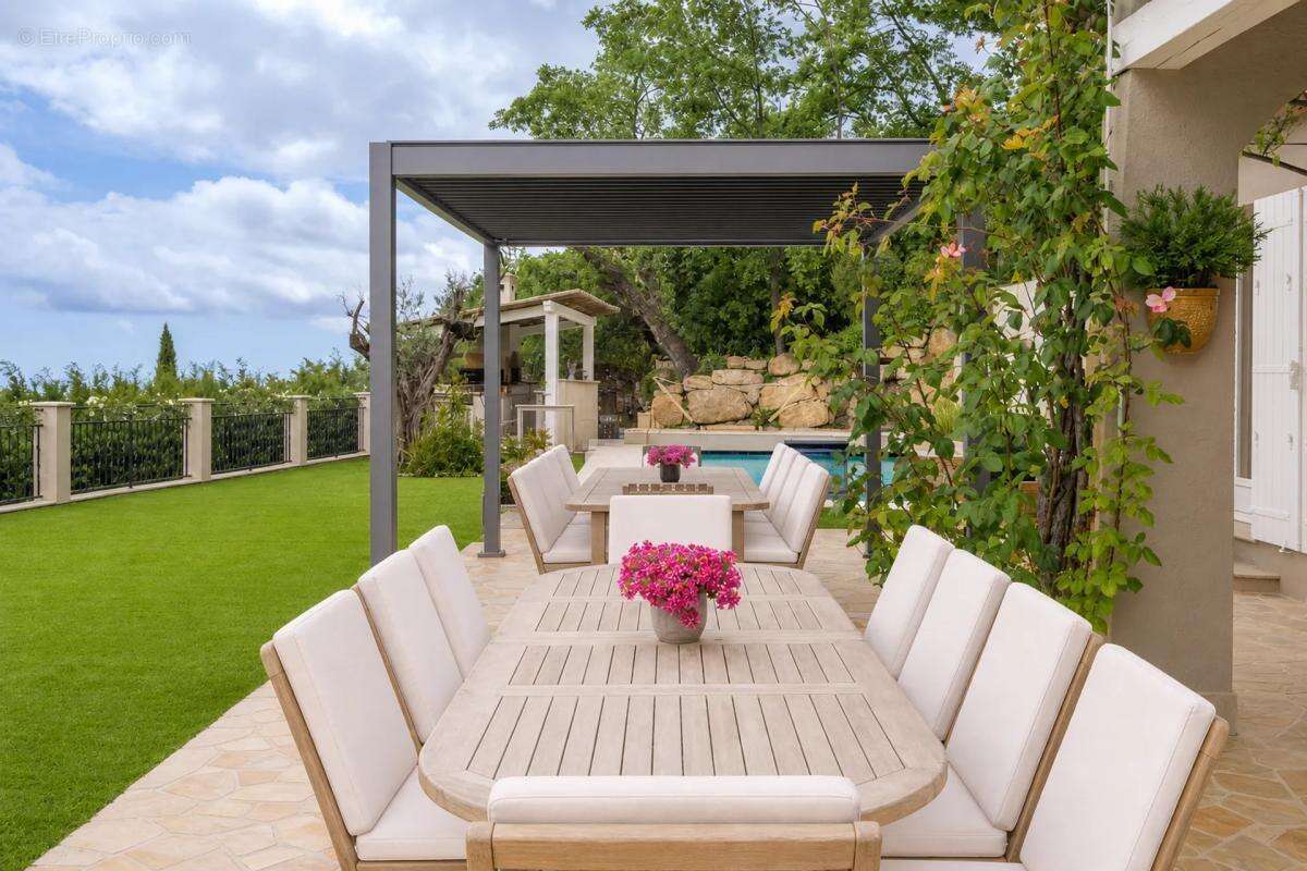 Maison de 6 pièces de 256 m² à Le Bar-sur-Loup - photo 2