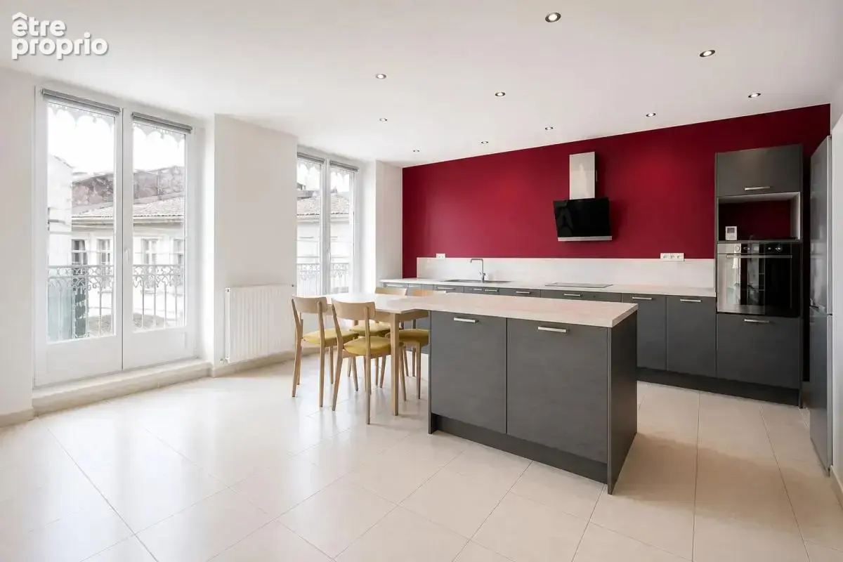 Appartement de 4 pièces de 107 m² à Saint-Étienne - photo 1