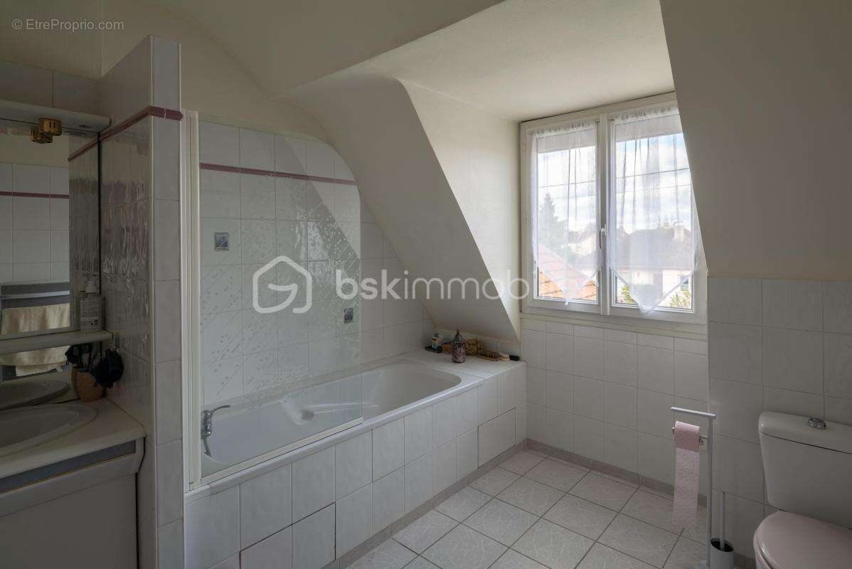 Maison familiale 5 pièces avec sous-sol total - proximité rer d, commerces et écoles à pied - photo 16