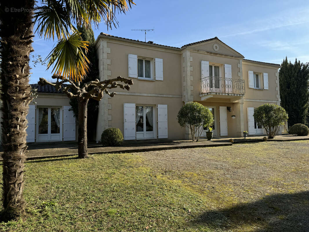 Maison à BARBEZIEUX-SAINT-HILAIRE