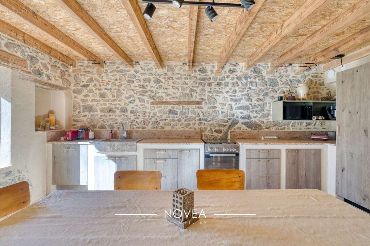 Cuisine - Maison à SAINT-IGNY-DE-VERS