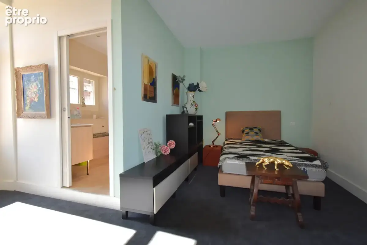 Maison de maître atypique avec maison secondaire, piscine et jardin. - photo 4