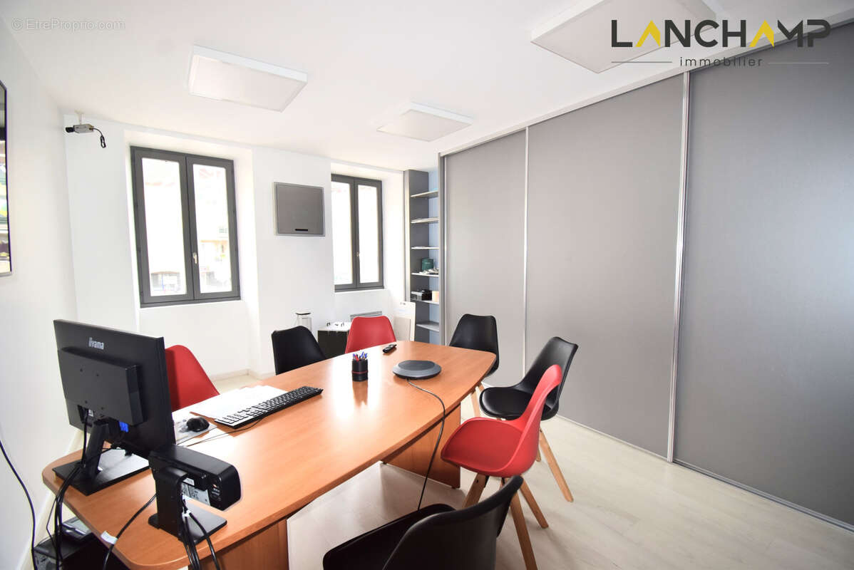 Immeuble transformé en bureaux centre ville Culoz - photo 5