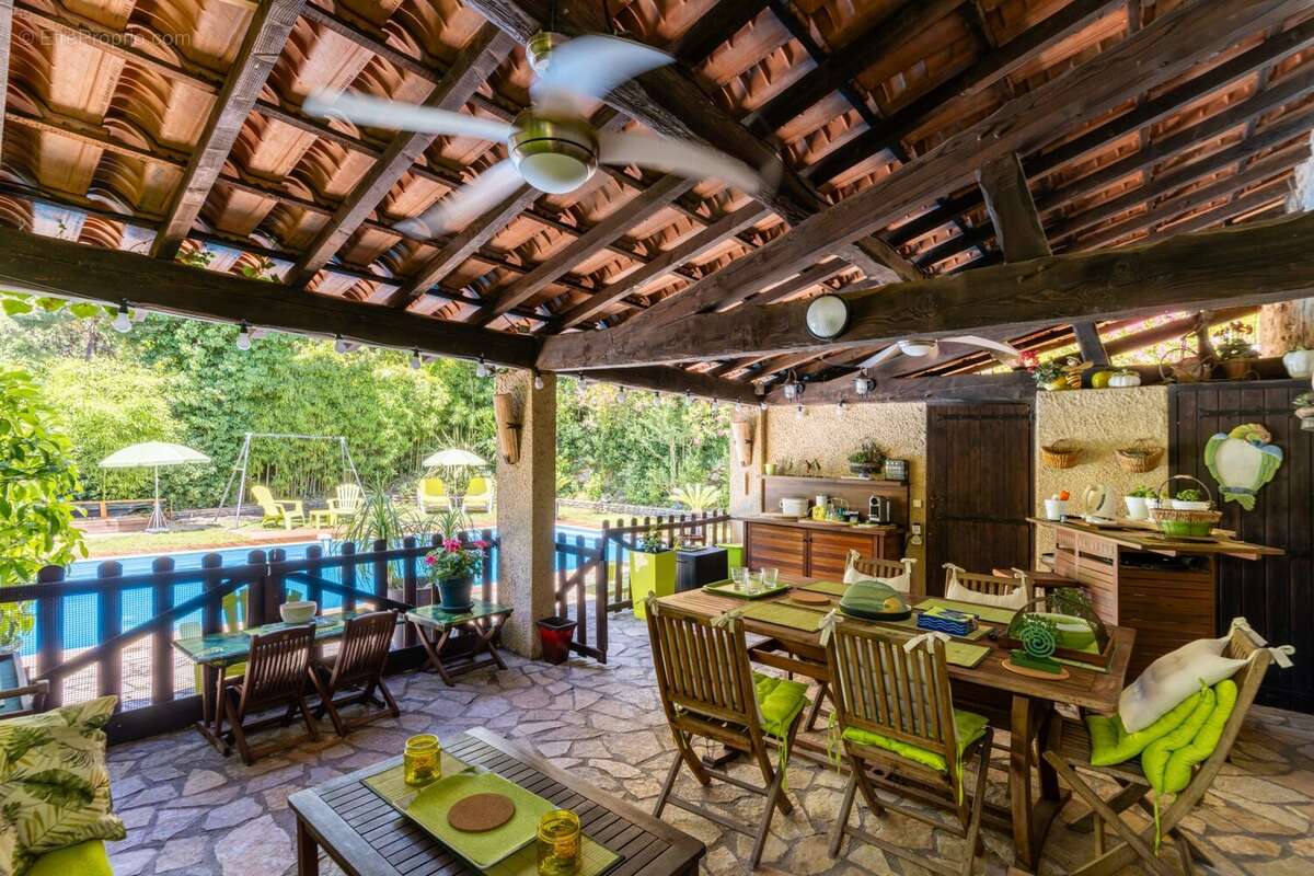Maison Lamalou-les-Bains 232 m² Piscine 10x5,5m 5 chambres terrasse ombragée et ventilée