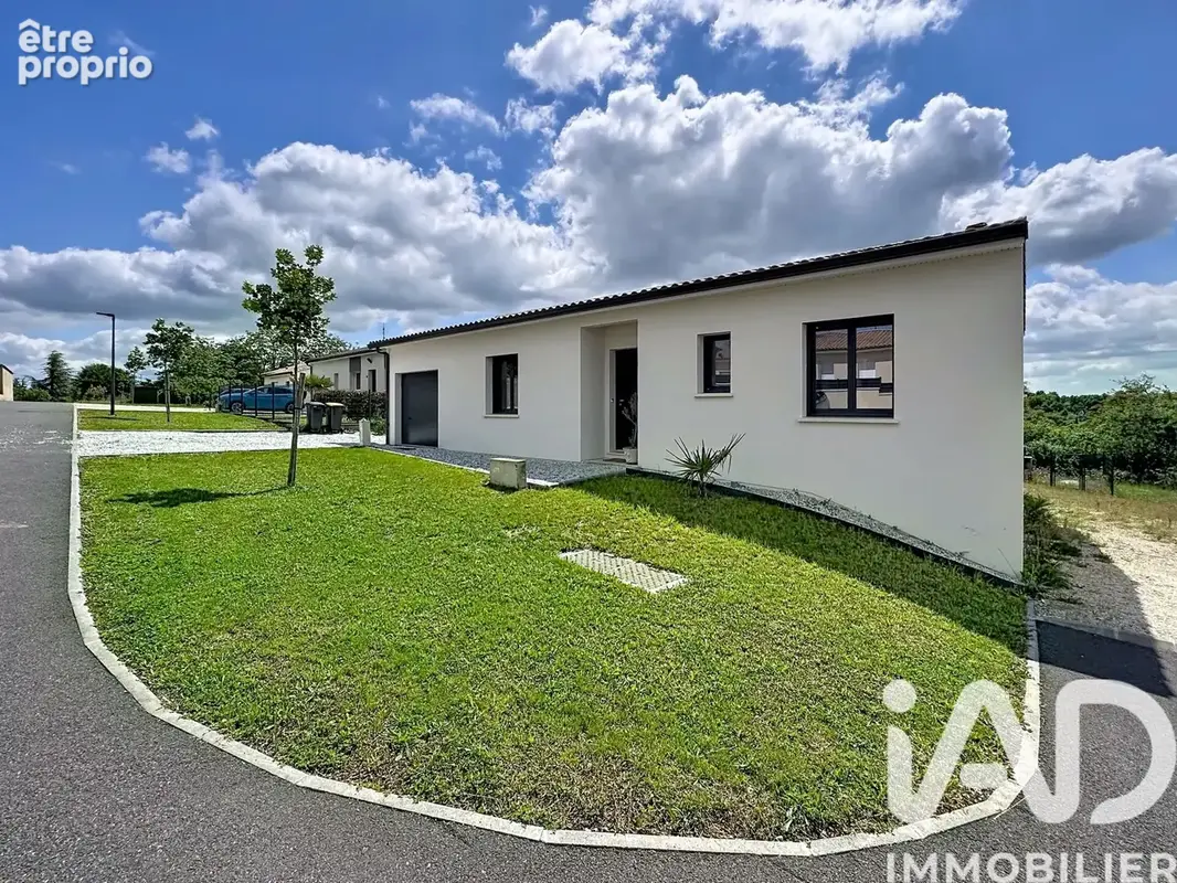 Photo 1 - Maison à CHAMPNIERS