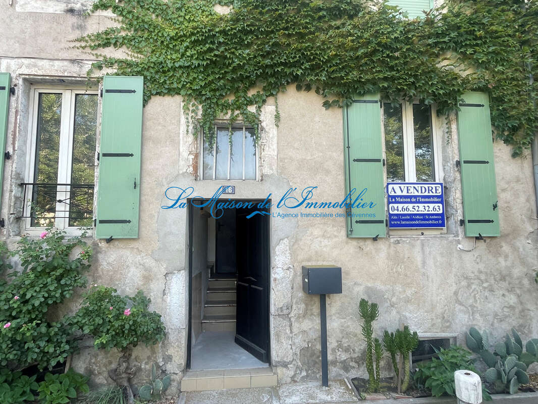 Anduze - Maison de ville avec vue sur les rochers, rénovée 4 pièces avec terrasse et jardin - photo 2