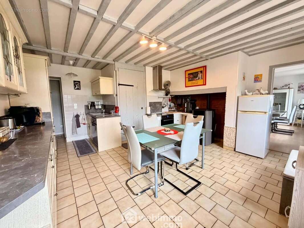 Une cuisine conviviale avec espace repas, idéale pour les moments en famille. Pièce lumineuse bénéficiant du cachet de l?ancien avec ses poutres apparentes