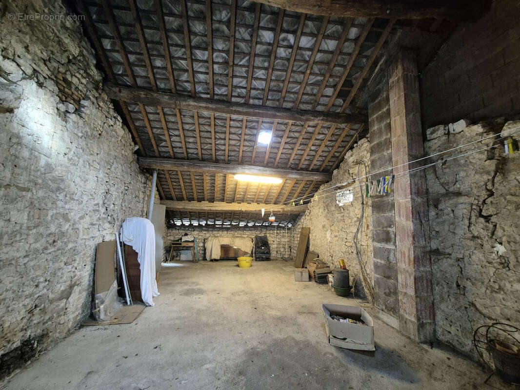 Forte baisse de prix ! corps de ferme avec maison et dépendances - photo 12