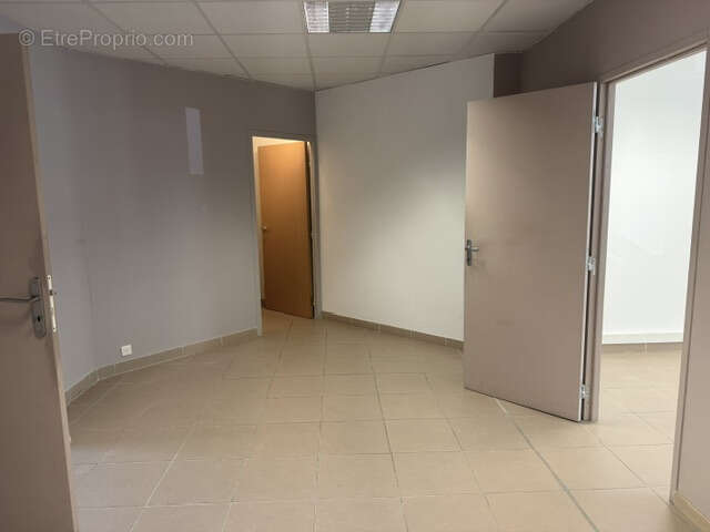 Local professionnel 59m2  rez de chaussee plan de cuques - photo 4