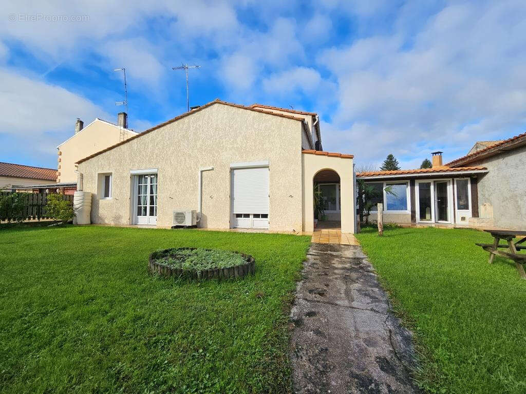 Maison à SAINT-YZAN-DE-SOUDIAC