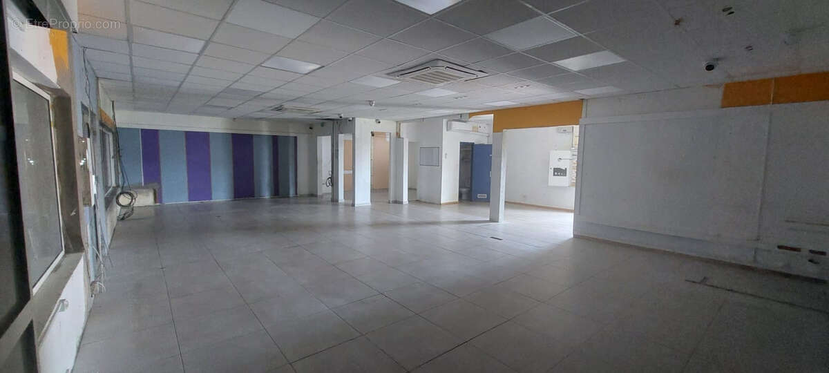 Local spacieux et lumineux avec vitrine dans une zone d'activité - photo 5
