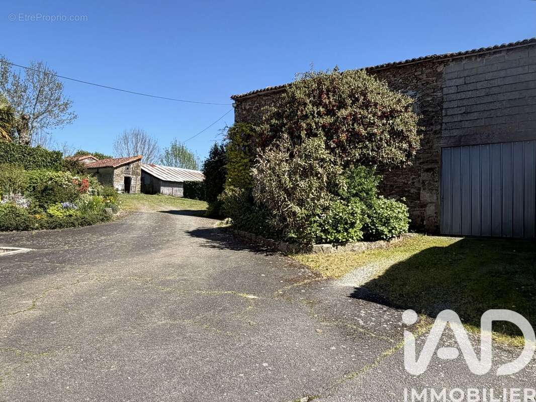 Maison 137 m² à Saint-Hilaire-De-Voust  - photo 4