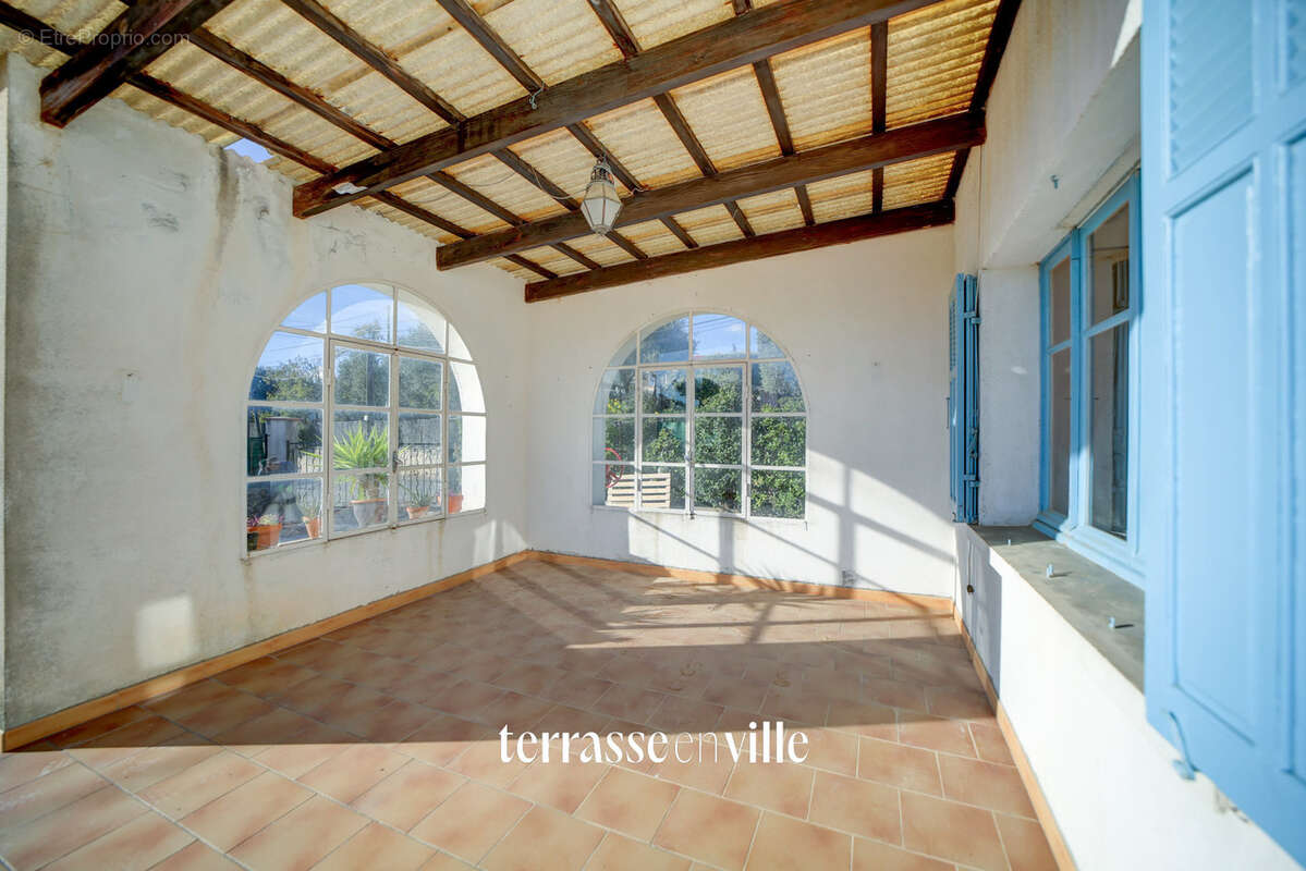 Appartement à CEYRESTE