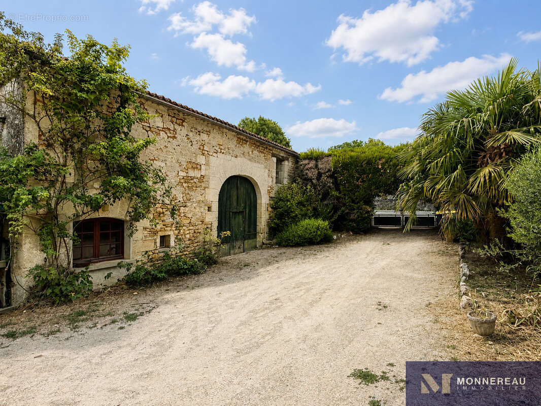 Maison ancienne renovee avec beau jardin - photo 3