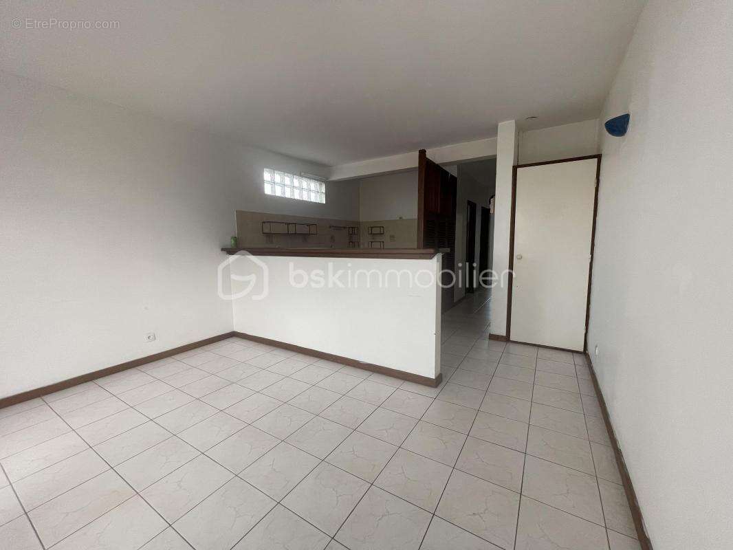 97300 – cayenne centre-ville – immeuble mixte 510 m² – 5 logements loués – locaux professionnels – ascenseur privatif – 4 statio - photo 15