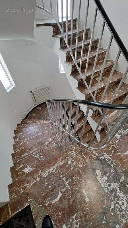 cage d'escalier donnant au 1er - Appartement à POITIERS