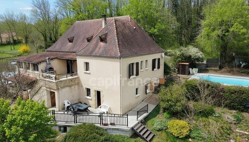 Maison 222m², 8 pièces, 6 chambres, gîte, studio, chambre d'hôte, piscine, terrrain 2737m² à LE BUISSON DE CADOUIN (24) - photo 2