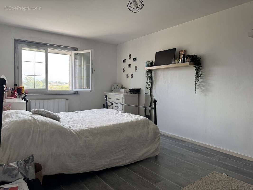 Maison à SAINT-CLEMENT-DE-REGNAT